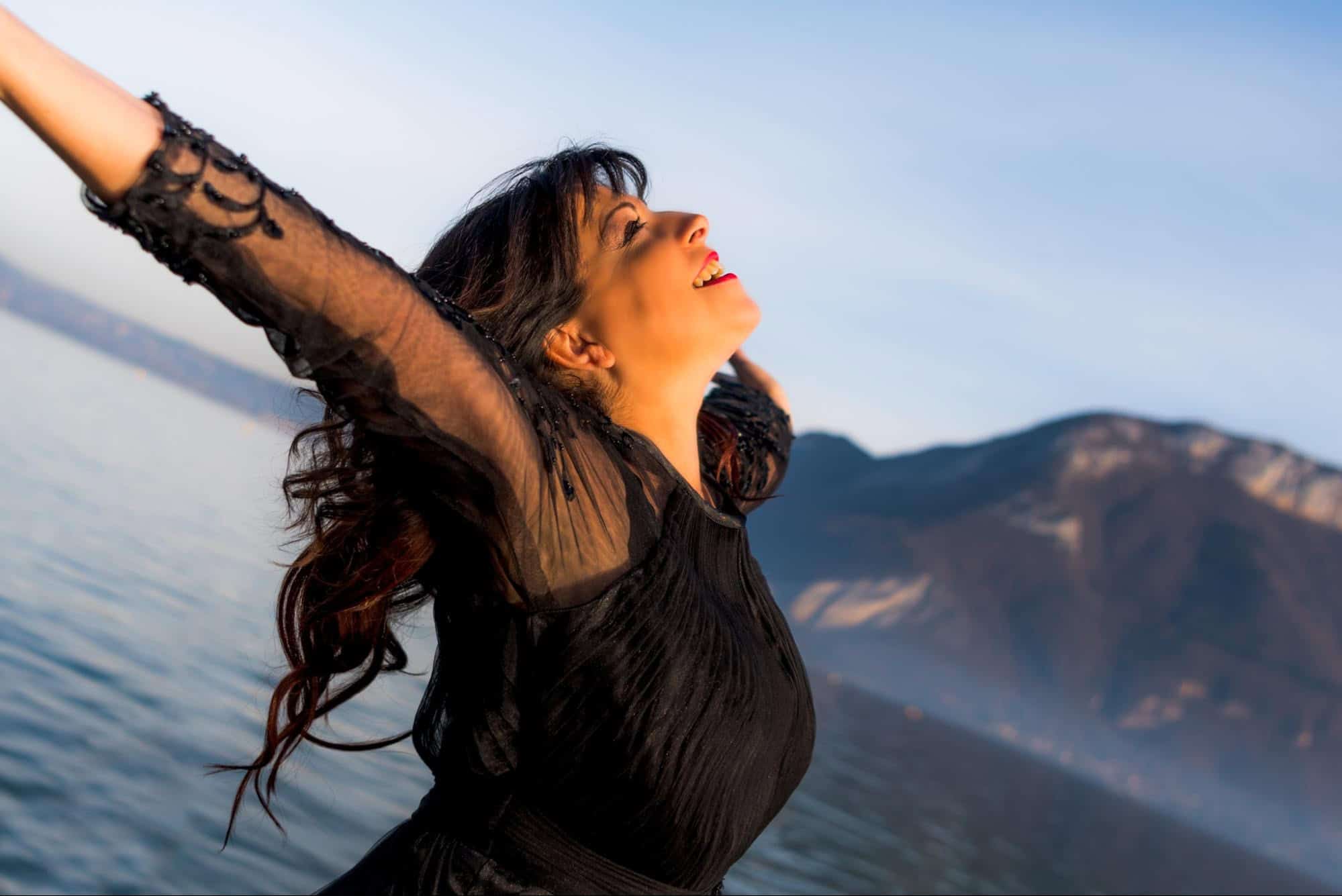 Chanteuse jazz et gospel de renommée, Izadora offre une expérience musicale rare mêlant les univers qui lui tiennent à coeur avec intensité et liberté.